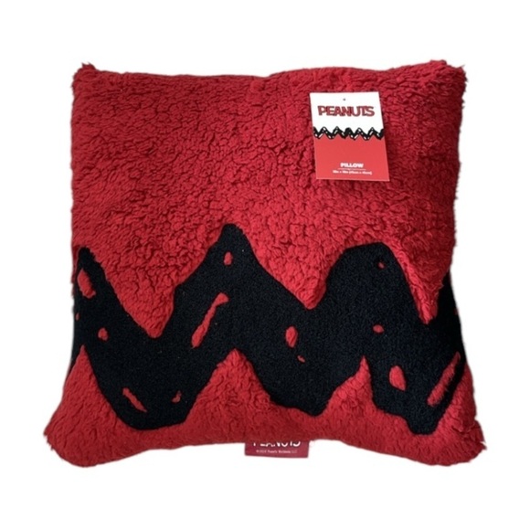 🆕 Peanuts Charlie Brown Chevron Pillow Reversible Plaid 18”x18” Red Black - Picture 1 of 4